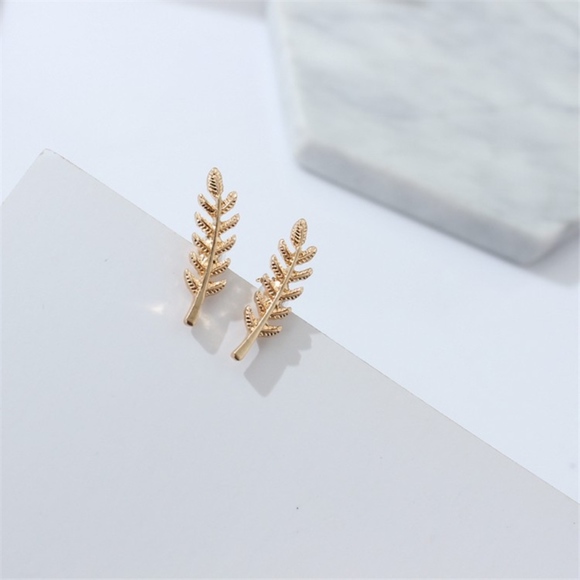 Jewelry - Feather shape earrings